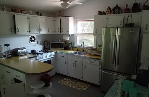 Southampton Apartment | Light, Airy, Wood-floors, 1 mile from Southampton Village, Pet Friendly, sleep 6