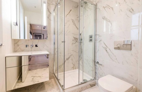 Ravenscourt Park Apartment | Light and Airy, Central Three Bed Flat