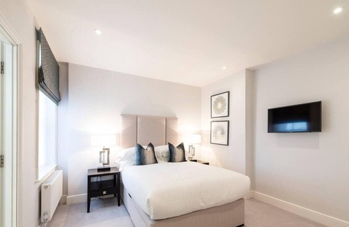 Ravenscourt Park Apartment | Light and Airy, Central Three Bed Flat