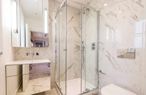 Ravenscourt Park Apartment | Light and Airy, Central Three Bed Flat