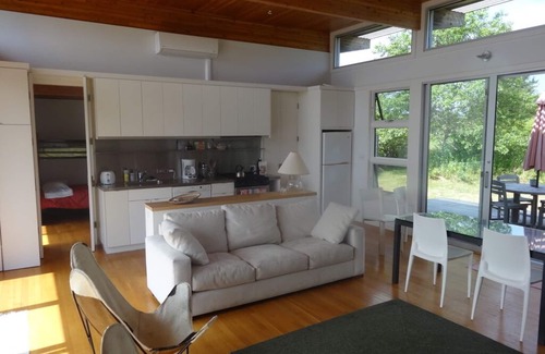 Chilmark House | Light and airy modern holiday cottage with access to private beach