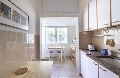 Meqor Hayyim Apartment | light and bright 2 bedroom Old Katamon. Balconies