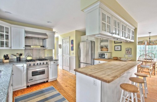 Nantucket House | Light and bright 4 bedroom home in the family friendly neighborhood of Naushop.