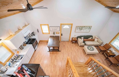 Smithville House | Light and Bright Cabin with open floor plan and loft minutes from Pates Ford Marina