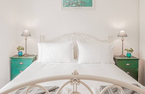 Tetbury Apartment | Light and Central Apartment above Knead Bakery