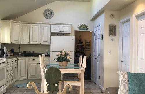Wall Cottage | Light, Bright & Airy Ranch! 3rd house from the Beach & Jenkinson’s Boardwalk!