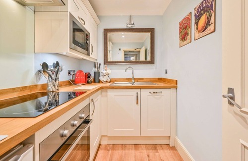 Torquay Apartment | Light & bright 1st floor apartment with superking/twin bed overlooks gardens