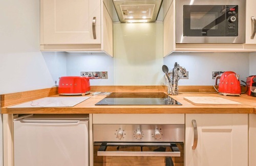 Torquay Apartment | Light & bright 1st floor apartment with superking/twin bed overlooks gardens