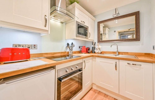 Torquay Apartment | Light & bright 1st floor apartment with superking/twin bed overlooks gardens