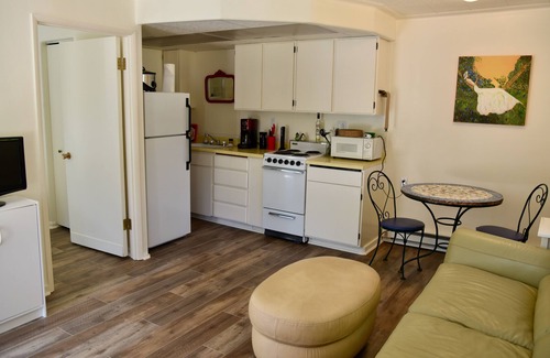 Gold Beach Cottage | Light, Bright and Cozy with River Views and Access