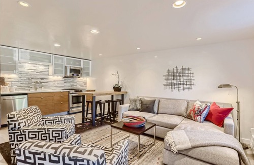 South Capitol House | Light Filled 1 BR+1 - Modern Guesthouse. Walk to Historic Plaza!