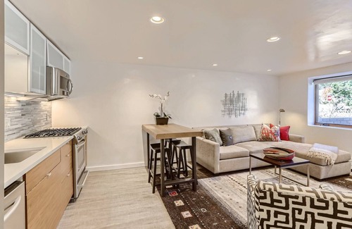 South Capitol House | Light Filled 1 BR+1 - Modern Guesthouse. Walk to Historic Plaza!