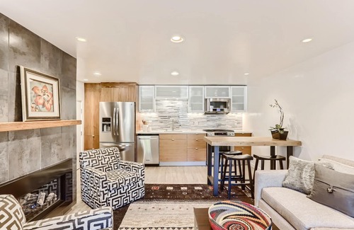 South Capitol House | Light Filled 1 BR+1 - Modern Guesthouse. Walk to Historic Plaza!