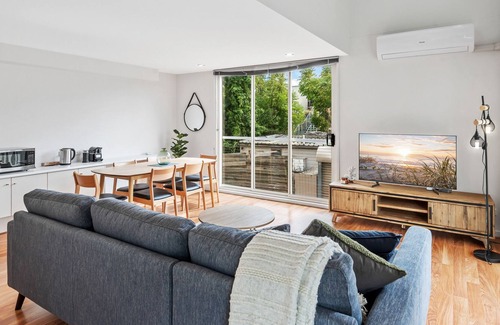 Williamstown Apartment | Light-Filled Coastal Living - Walk Everywhere
