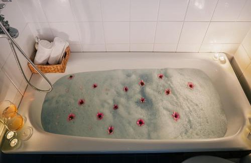 Punavuori Apartment | Light-Filled Gem Bathtub 200m tram bus Wi-Fi