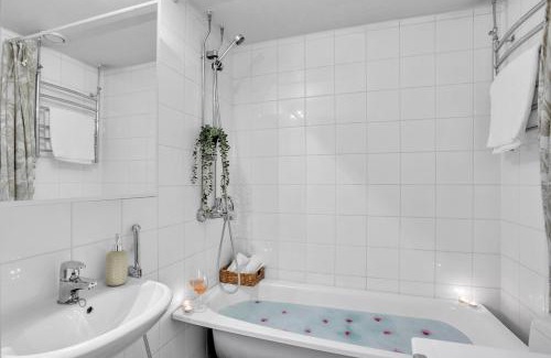 Punavuori Apartment | Light-Filled Gem Bathtub 200m tram bus Wi-Fi