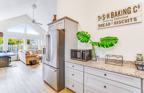 Anacortes House | Light-filled home with fenced yard - two dogs welcome - walk everywhere