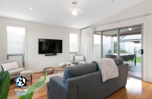 Victor Harbor House | Light Filled Modern & Stylish 3BR Holiday Home
