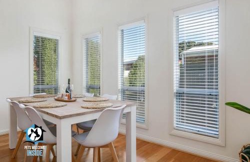 Victor Harbor House | Light Filled Modern & Stylish 3BR Holiday Home