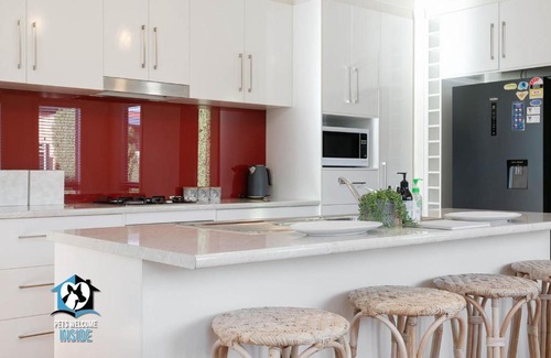 Victor Harbor House | Light Filled Modern & Stylish 3BR Holiday Home