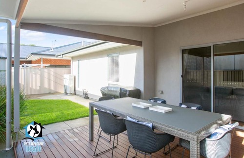 Victor Harbor House | Light Filled Modern & Stylish 3BR Holiday Home