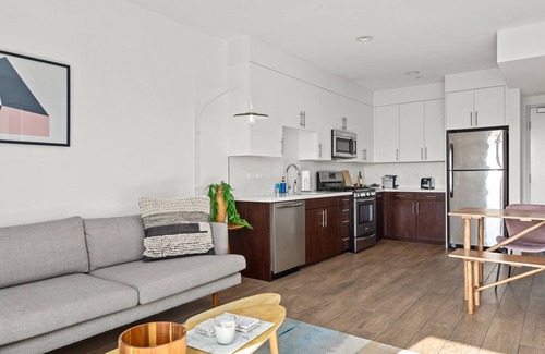 Carthay Circle Condo | Light-Filled Sanctuary in Iconic Los Angeles