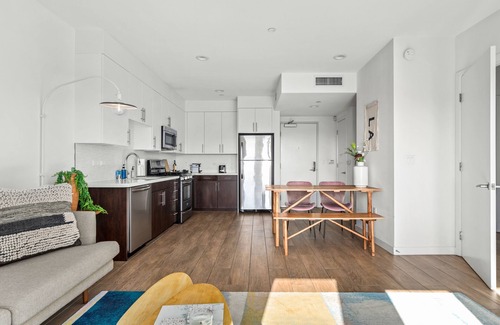 Carthay Circle Condo | Light-Filled Sanctuary in Iconic Los Angeles