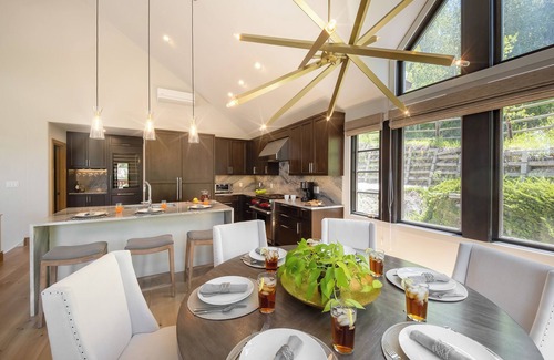 Highlands Townhomes House | Light-Filled + Stunning Views | Beacon Retreat