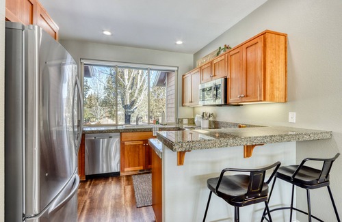 Redmond House | Light-filled townhome with fireplace, pools, hot tubs, gyms, golf & tennis