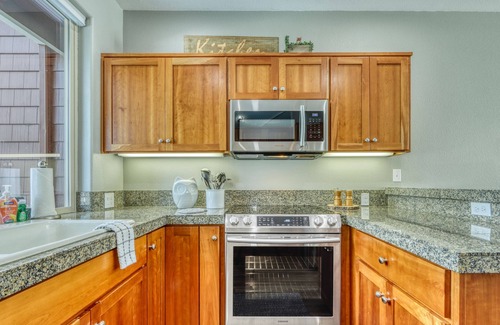 Redmond House | Light-filled townhome with fireplace, pools, hot tubs, gyms, golf & tennis
