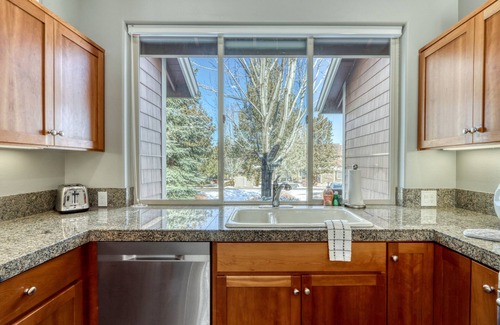 Redmond House | Light-filled townhome with fireplace, pools, hot tubs, gyms, golf & tennis