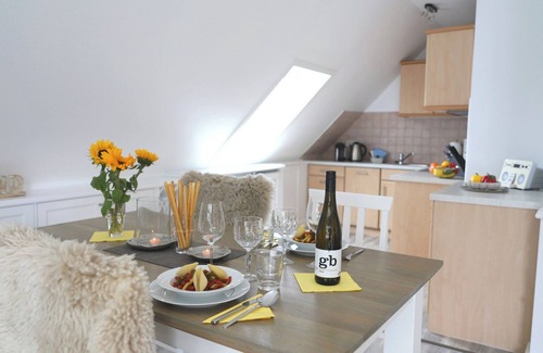 Großmorsum Apartment | Light-flooded 2-level apartment in Morsum with west-facing balcony and parking space.