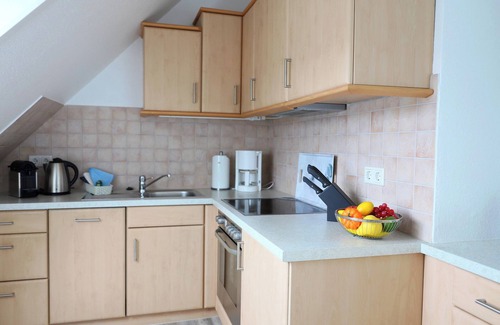 Großmorsum Apartment | Light-flooded 2-level apartment in Morsum with west-facing balcony and parking space.