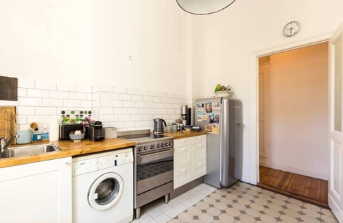 West Berlin Centre Apartment | Light-flooded apartment in an old building between Savignyplatz and Kudamm