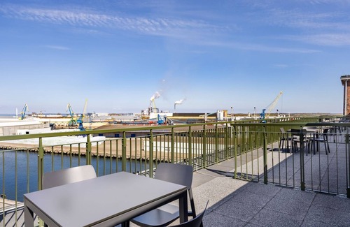 Wismar Apartment | Light-flooded harbor apartment with panoramic view, roof terrace and balcony
