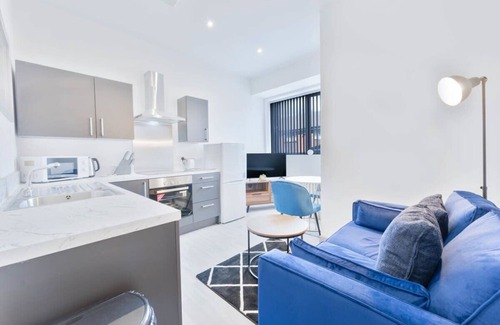 Brierley Hill Apartment | Light & Modern 1 Bed Budget Apartment Dudley