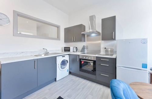 Brierley Hill Apartment | Light & Modern 1 Bed Budget Apartment Dudley