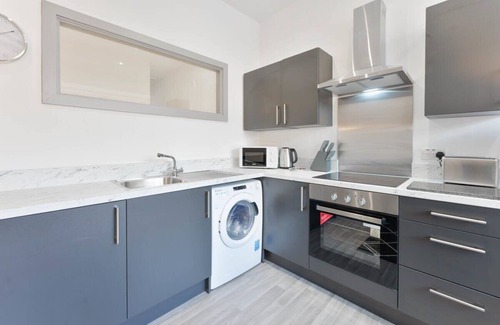 Brierley Hill Apartment | Light & Modern 1 Bed Budget Apartment Dudley