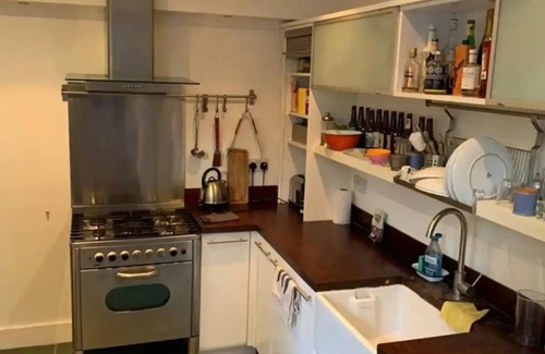Cazenove House | Light & spacious two bed garden flat in Stoke Newington