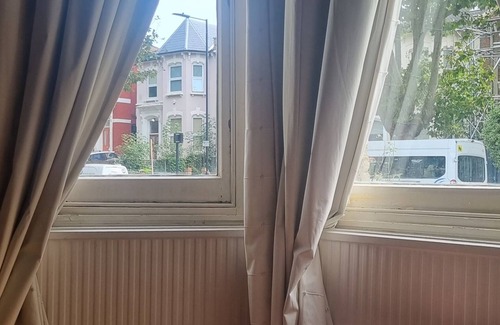 Cazenove House | Light & spacious two bed garden flat in Stoke Newington
