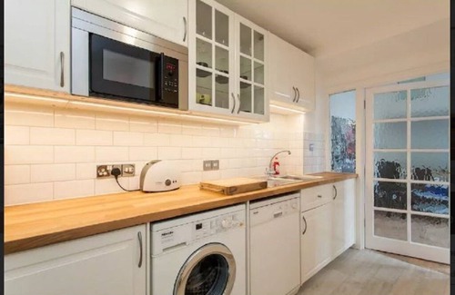 Limehouse Apartment | Light & stylish duplex on Thames Path. Ideal for East & Central London and Excel
