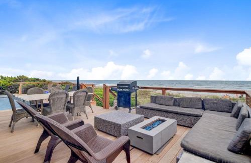 Folly Beach House | Lighthouse by AvantStay Beachfront View Home w Pool Table Ping Pong
