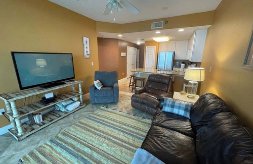 Ono Island Condo | Lighthouse Condo 717-King Bed, Queen Sleeper, Twin Bunk Beds, 2 bath, sleeps 6