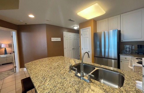 Ono Island Condo | Lighthouse Condo 717-King Bed, Queen Sleeper, Twin Bunk Beds, 2 bath, sleeps 6