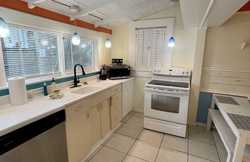 Tybee Island Cottage | Lighthouse Cottage-1.5 blocks from beach.