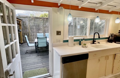 Tybee Island Cottage | Lighthouse Cottage-1.5 blocks from beach.