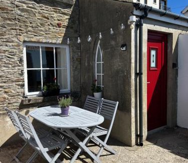 Moville House | Lighthouse Keepers Cottage