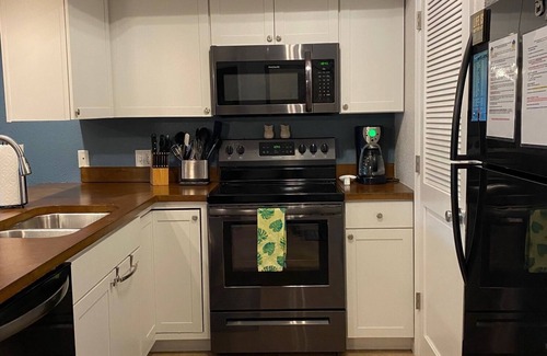 Lakeland Condo | Lighthouse Landing 2BR/2BA Beautifully Updated Lakefront Condo with Heated Pool