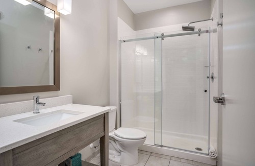 Emerald Isle Hotel | Lighthouse Suites - Best Western Signature Collection