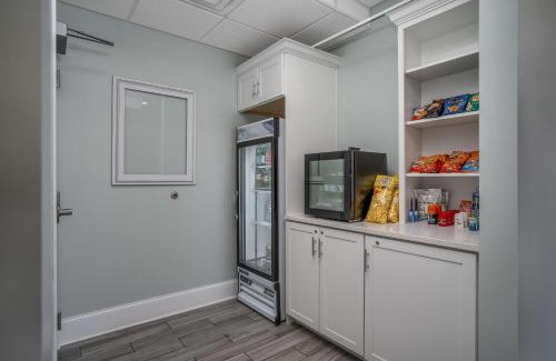 Emerald Isle Hotel | Lighthouse Suites - Best Western Signature Collection